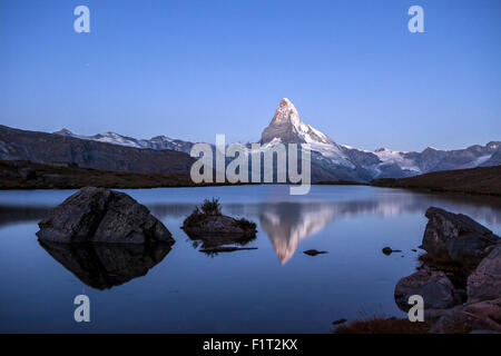 Das Matterhorn spiegelt sich in Stellisee bei Sonnenaufgang, Zermatt, Kanton Wallis, Walliser Alpen, Schweizer Alpen, Schweiz, Europa Stockfoto