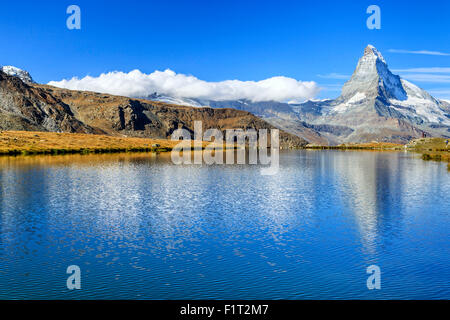 Das Matterhorn spiegelt sich in Stellisee, Zermatt, Kanton Wallis, Walliser Alpen, Schweizer Alpen, Schweiz, Europa Stockfoto