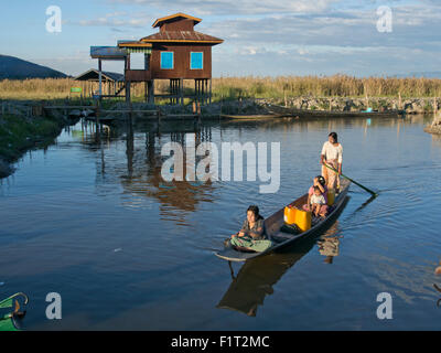 Einheimische und Touristen auf einem Boot am Inle-See, Shan State in Myanmar (Burma), Asien Stockfoto