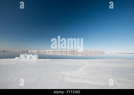 Jagd Blind gemacht aus Eisblöcken am Rande Floe der Kreuzung des Meereises und des Ozeans, Grönland, Dänemark Stockfoto