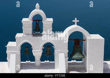 Kirchenglocken, Oia, Santorini, Cyclades, griechische Inseln, Griechenland, Europa Stockfoto