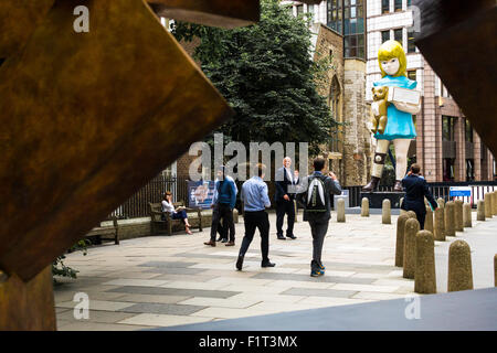 18. August 2015 - Damien Hirst 22 Fuß Bronze Kunst-Installation mit dem Titel "Charity" auf dem Display in London als Teil der Skulptur in th Stockfoto