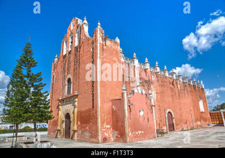 Iglesia De La Santísima Virgen De La Asunción, erbaut Ende des 16. Jahrhunderts, Temozon, Yucatan, Mexiko, Nordamerika Stockfoto