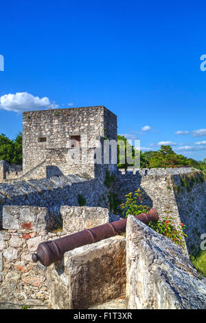 Alte Kanone, Wälle des Fort San Felipe, gebaut im Jahre 1733, Laguna Bacalar, Quintana Roo, Mexiko, Nordamerika Stockfoto