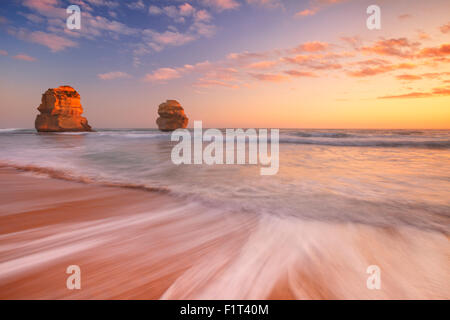 Die zwölf Apostel entlang der Great Ocean Road, Victoria, Australien. Am Sonnenuntergang fotografiert. Stockfoto