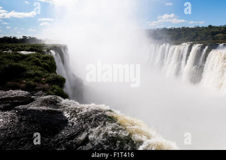 Malerische Aussicht auf die Wasserfälle von Iguazu in Argentinien, Südamerika Stockfoto