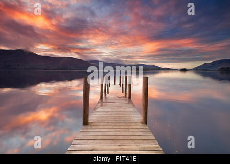 Eine überflutet Anlegestelle in Derwent Water, Lake District, England. Am Sonnenuntergang fotografiert. Stockfoto