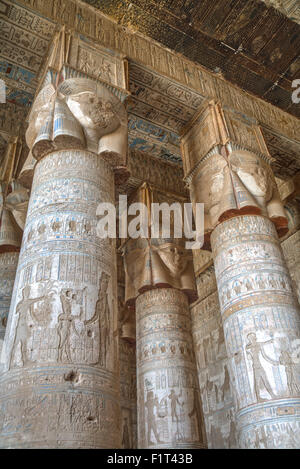 Unter der Leitung von Hathor Spalten, Säulenhalle, Tempel der Hathor, Dendera, Ägypten, Nordafrika, Afrika Stockfoto