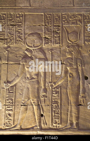 Relief Darstellung der Gott Horus auf linken Seite und der Göttin Hathor rechts, Tempel des Horus, Edfu, Ägypten, Nordafrika, Afrika Stockfoto