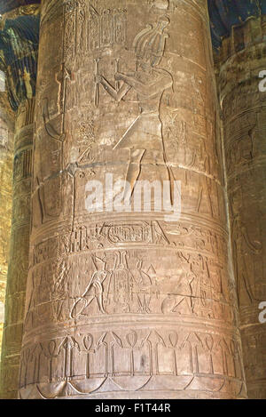 Spalten in der Säulenhalle, Tempel des Horus, Edfu, Ägypten, Nordafrika, Afrika Stockfoto