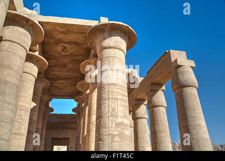 Spalte Reliefs, Säulenhalle, das Ramesseum (Mortuary Temple of Ramese II), Luxor, Westbank, Theben, UNESCO, Ägypten Stockfoto