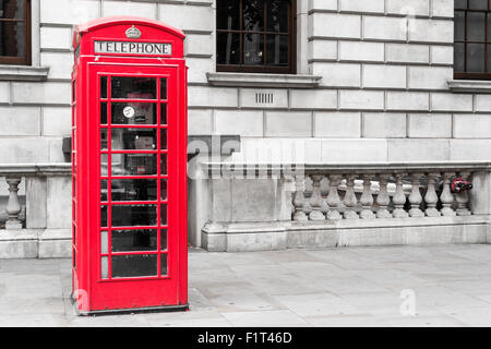 Einzelne rote Telefonzelle in London in leuchtend rote Farbe und mit entsättigten Farben ohne Personen Stockfoto