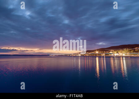 Kleine Stadt Crikvenica an der Adria in der Nacht Stockfoto