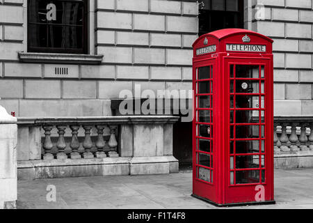 Einzelne rote Telefonzelle in London in leuchtend rote Farbe und mit entsättigten Farben ohne Personen Stockfoto