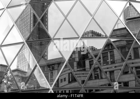 Dreieckige Auszug aus Fenster Reflexionen eines modernen Bürogebäudes Stockfoto