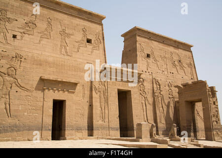 Zweiten Pylon vom Vorplatz, Tempel der Isis, Insel Philae, UNESCO-Weltkulturerbe, Assuan, Ägypten, Nordafrika Stockfoto