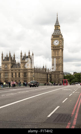 Londoner Sehenswürdigkeit Big Ben und den Houses of Parliament in England mit einem schwarzen Taxi und roten bus Stockfoto