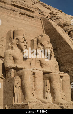 Kolosse von Ramses II., Sonne-Bügel, Abu Simbel, UNESCO World Heritage Site, Ägypten, Nordafrika, Afrika Stockfoto