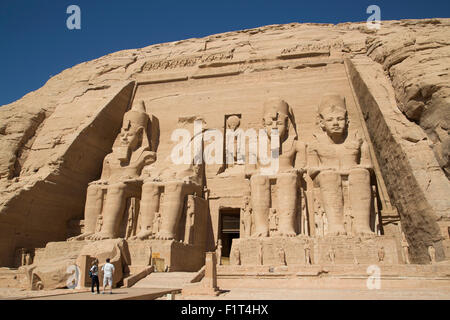 Touristen genießen die Website Kolosse von Ramses II, Sonnentempel, Abu Simbel, UNESCO-Weltkulturerbe, Ägypten, Nordafrika Stockfoto