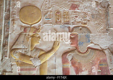 Basrelief von Pharao Seti ich rechts mit der Göttin Hathor auf Links, Tempel von Sethos i., Abydos, Ägypten, Nordafrika, Afrika Stockfoto