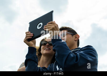 London 18. August 2015-zwei europäische Touristen anhalten, um ein Selbstporträt mit ihrer neuen Apple iPad in London im August 2015 aufzunehmen Stockfoto