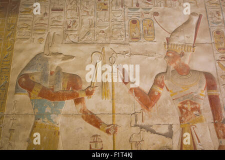 Basrelief der Gott Anubis links und Ramses II rechts Tempel von Sethos i., Abydos, Ägypten, Nordafrika, Afrika Stockfoto