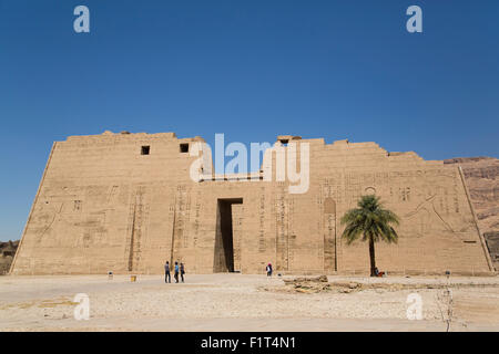 Ersten Pylon, Medinet Habu (Leichenhalle Tempel von Ramses III), West Bank, Luxor, Theben, UNESCO, Ägypten, Nordafrika Stockfoto