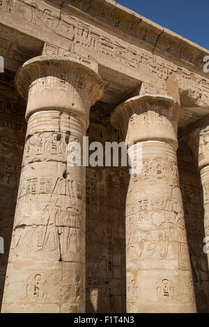 Spalten der zweiten Gericht, Medinet Habu (Leichenhalle Tempel von Ramses III), West Bank, Luxor, Theben, UNESCO, Ägypten, Nordafrika Stockfoto