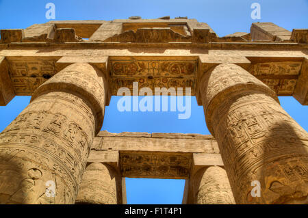 Spalten in die große Säulenhalle, Karnak Tempel, Luxor, Theben, UNESCO World Heritage Site, Ägypten, Nordafrika, Afrika Stockfoto