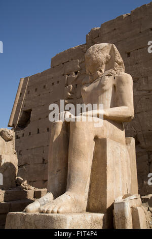 Sitzende Koloss vor 8. Pylon, Karnak Tempel, Luxor, Theben, UNESCO-Weltkulturerbe, Ägypten, Nordafrika, Afrika Stockfoto