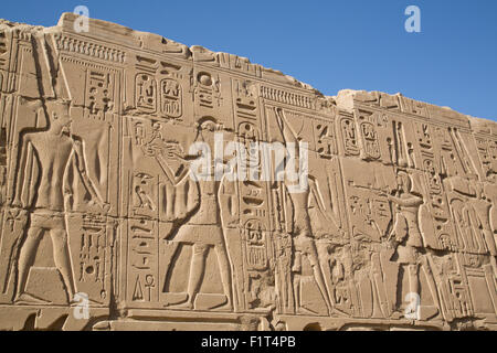 Basrelief von Pharaonen und Götter, Karnak Tempel, Luxor, Theben, UNESCO World Heritage Site, Ägypten, Nordafrika, Afrika Stockfoto