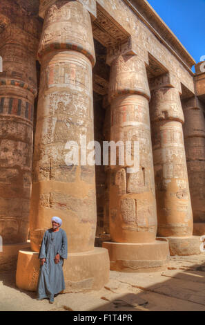 Mann, Spalten in die große Säulenhalle, Karnak Tempel, Luxor, Theben, UNESCO World Heritage Site, Ägypten, Nordafrika Stockfoto