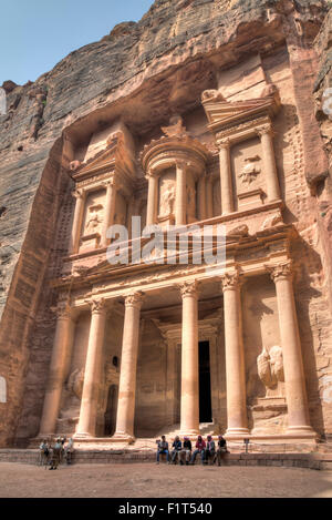 Touristen vor der Schatzkammer, Petra, Jordanien Stockfoto