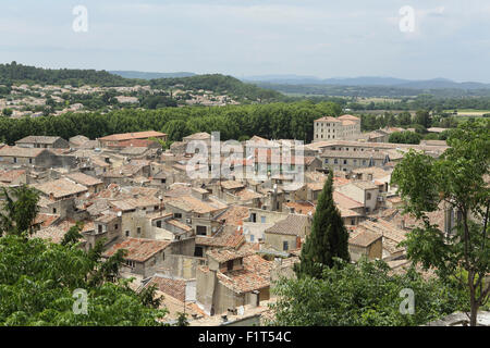 Häuser mit Terrakotta-Dachziegel im mittelalterlichen alten Stadt Sommieres, Gard, Languedoc-Roussillon, Frankreich, Europa Stockfoto