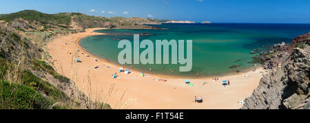 Panoramablick von Platja de Cavalleria (Cavalleria Strand), in der Nähe von Fornells, Nordküste, Menorca, Balearen, Spanien Stockfoto