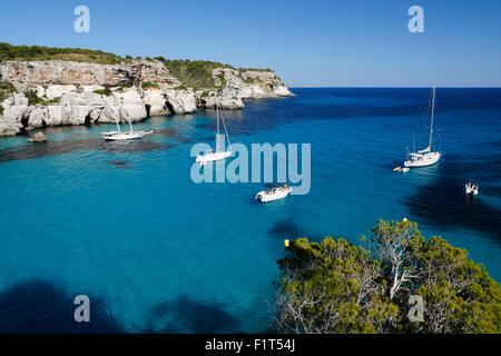 Yachten in der Bucht Cala Macarella, in der Nähe von Cala Galdana, Süd-West-Küste, Menorca, Balearen, Spanien, mediterran verankert Stockfoto