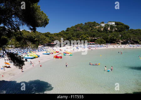 Blick über Strand, Cala Galdana, Menorca, Balearen, Spanien, Mittelmeer, Europa Stockfoto