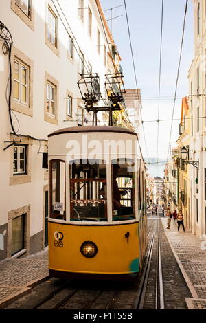 Straßenbahn in Elevador da Bica, Lissabon, Portugal, Europa Stockfoto