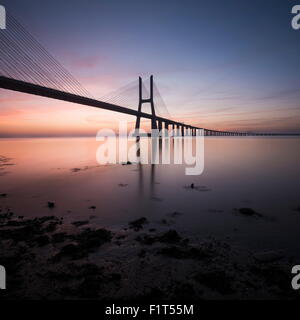 Vasco da Gama Bridge über den Rio Tejo (Tejo) bei Dämmerung, Lissabon, Portugal, Europa Stockfoto