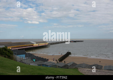 Ein Blick über die Dächer der Strandhütten neben dem Sandstrand und dem Pier in Walton-on-the-Naze Essex Stockfoto