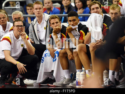 Berlin, Deutschland. 06. Sep, 2015. Deutschlands Trainer Chris Fleming (L) und Spieler Robin Benzing, Heiko Schaffartzik, Maodo Lo, Dirk Nowitzki und Niels Giffey folgen die Basketball-Europameisterschaft match zwischen Deutschland und Serbien in Berlin, Deutschland, 6. September 2015. Serbien gewann 68 66. Foto: Rainer Jensen/Dpa/Alamy Live-Nachrichten Stockfoto