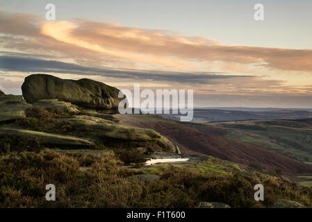 Atemberaubende Landschaft Herbst Fall von Hope Valley aus Stanage Edge im Peak District Stockfoto