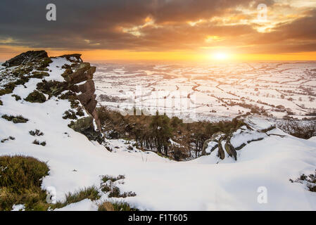 Atemberaubende Sonnenuntergang Winterlandschaft von Bergen mit Blick auf Landschaft Stockfoto