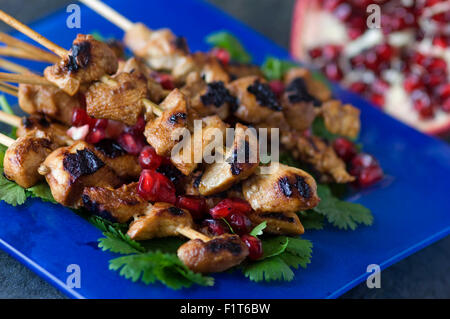 Schweinefleisch-Spieße serviert auf Holzspieße auf einem blauen dish.a UK Küche Griechenland griechisch-mediterranen Küche Fleisch Koch kocht Essen Stockfoto