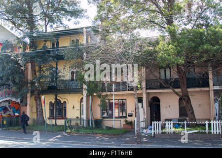 etwas heruntergekommen und ungepflegt Häuser auf der King street im Zentrum von Newtown Vorort von Sydney Australia Stockfoto