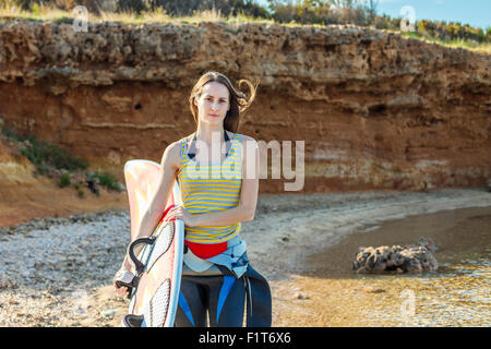 Weibliche Surfer mit Surfbrett Stockfoto