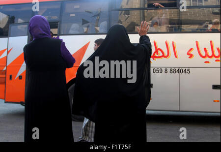 Rafah, Gaza-Streifen, Palästinensische Gebiete. 7. Sep, 2015. Palästinenser Welle wie sie in einem Bus sitzen, vor dem Verlassen des Grenzübergangs Rafah für die jährliche Pilgerfahrt Hadsch in Mekka, im südlichen Gazastreifen 7. September 2015. Hunderte von palästinensischen Pilger sind auf ihrem Weg nach Mekka, Saudi-Arabien, Hadsch Gaza über den Grenzübergang Rafah zu Ägypten verlassen. Ägypten hat sich bereit erklärt die Überfahrt für drei Tage, um Tausende von Menschen zu überqueren, können offen zu halten nach Kairo International Airport Credit: Abed Rahim Khatib/APA Bilder/ZUMA Draht/Alamy Live News Stockfoto