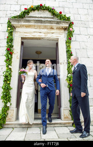 Braut und Bräutigam verlassen Kapelle Stockfoto