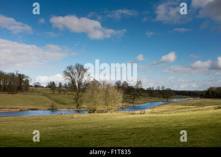 Blick über Sherborne Brook in Sherborne, Gloucestershire, UK Stockfoto