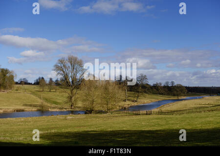 Blick über Sherborne Brook in Sherborne, Gloucestershire, UK Stockfoto